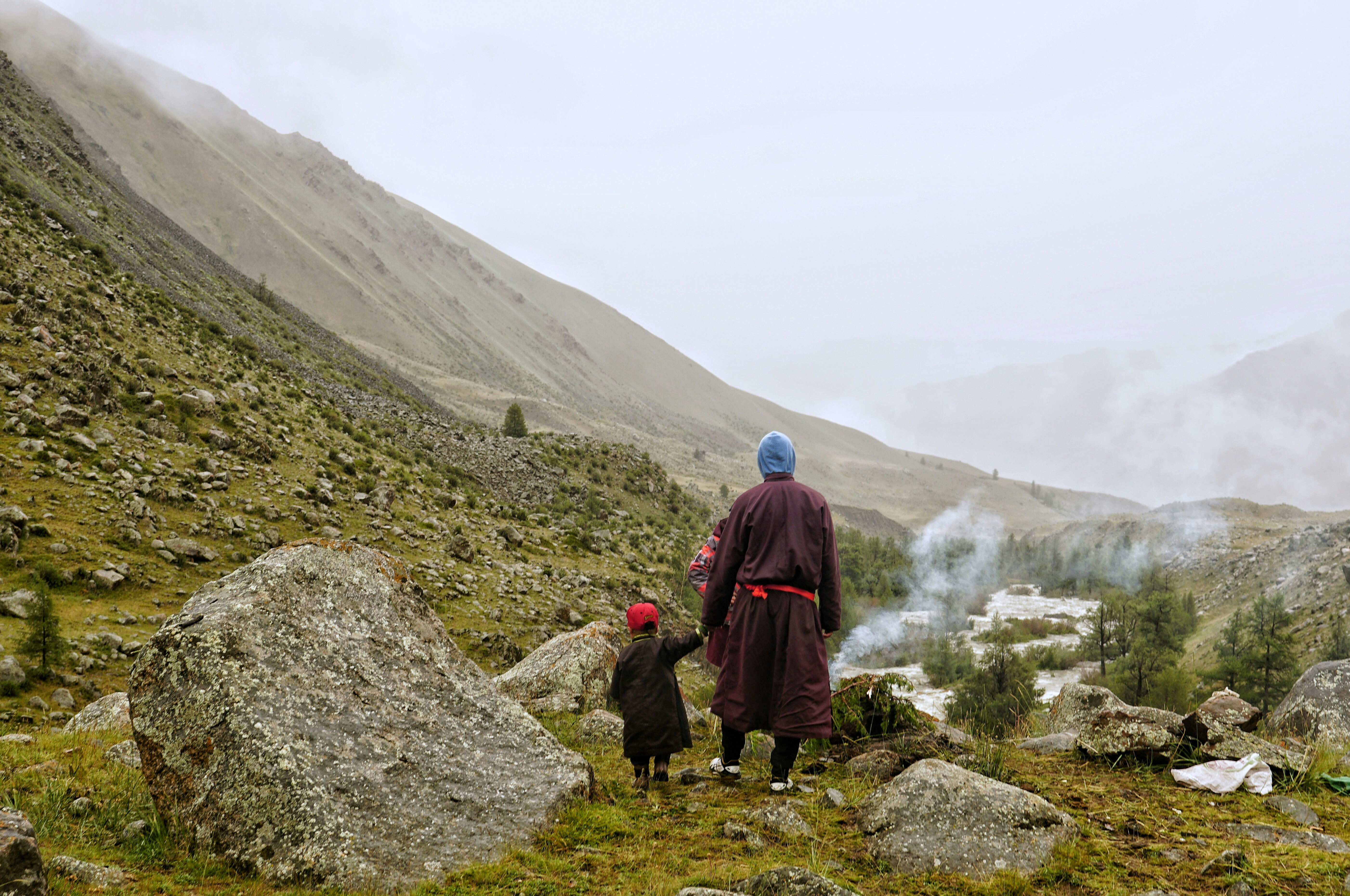 Mongolia_Bulgan_ManAndChildField_U