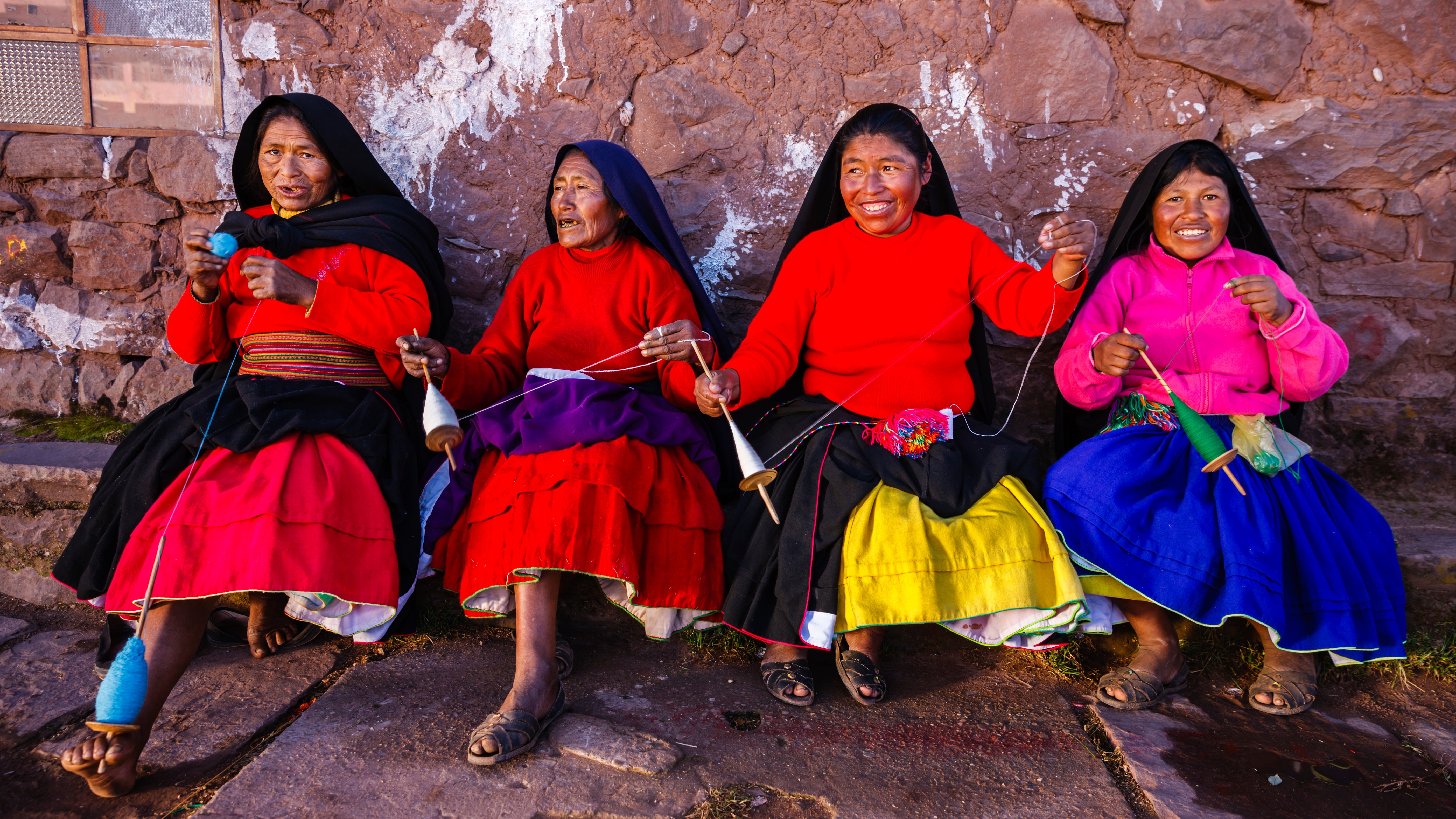 Peru_LakeTiticaca_WomenSpinningWool-1